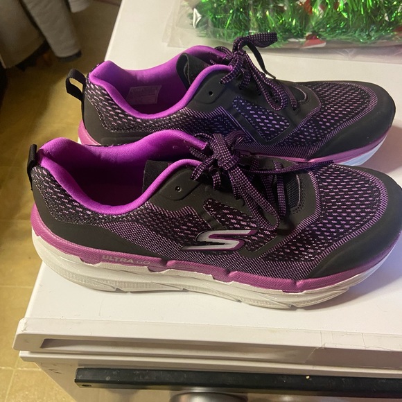 One pair of women’s sketchers go run size 10. - Picture 4 of 5